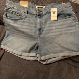 Levi women’s light blue jean mid length shorts size 32